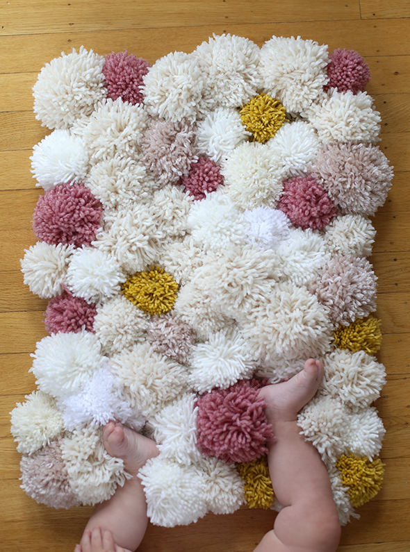 alfombra-pompones-lana