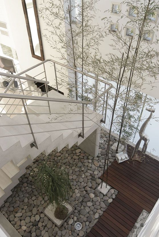 Escaleras en patio interior estilo Zen