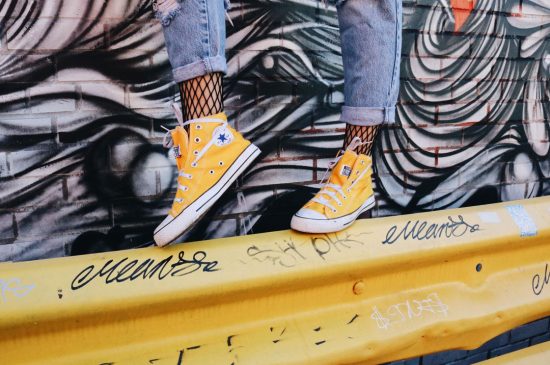 zapatillas-converse-amarillas-sneakers
